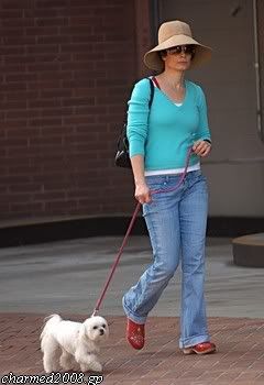 http://i1015.photobucket.com/albums/af279/SacyLyssPhoebe/normal_holly_e_hq_03.jpg?t=1258224444
