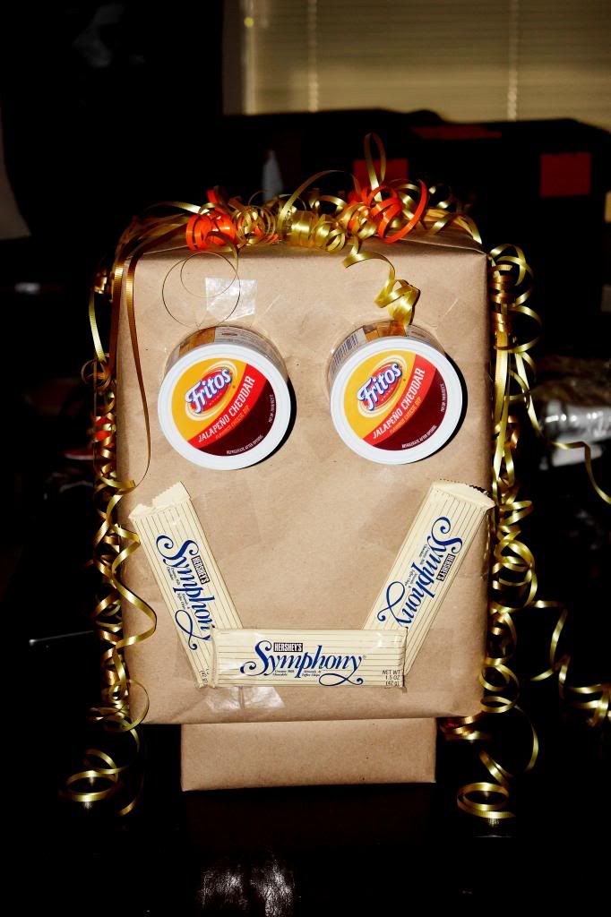 IMAGE: http://i1015.photobucket.com/albums/af280/Spammey/RobotPresent2_zps25c0030c.jpg