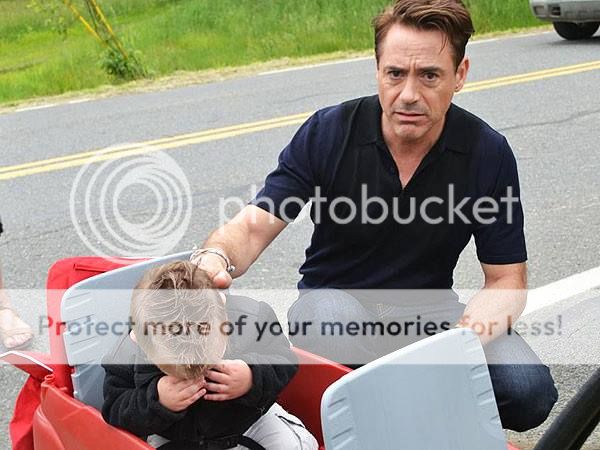 Robert-Downey-Jr-and-kid.jpg